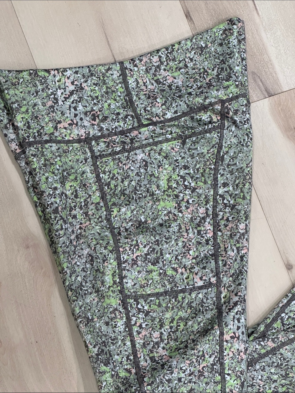 SWEATY BETTY Green Alert Pebble Print Super Sculpt 7/8 Leggings Sz XL Athletic - Picture 11 of 13